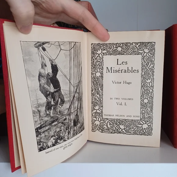 Victor Hugo Vintage Red Book Collection 6 books, Classic Reading And Home Decor - Picture 2 of 8